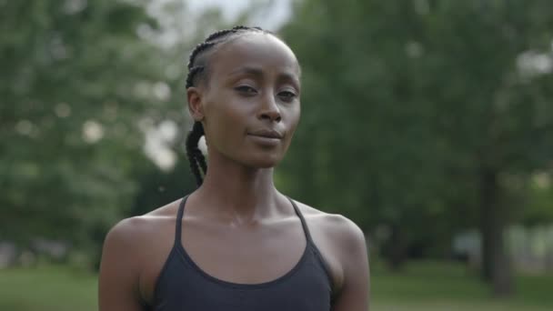 Retrato de mujer afroamericana en ropa deportiva en el parque — Vídeo de stock