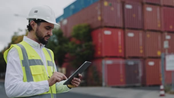 Homme debout au port de Cargor avec la tablette dans les mains — Video