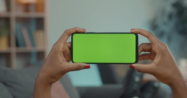 Mulher usando Smartphone com Chroma Key Screen — Vídeo de Stock