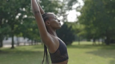 Afrika kökenli Amerikalı, yoga pratiği için dışarıda zaman geçiriyor.