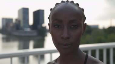 Açık havada poz veren Afro-Amerikan kadın koşucunun portresi.