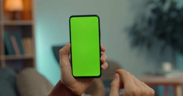 Közelkép a férfi csúszik a zöld képernyőn okostelefon — Stock videók