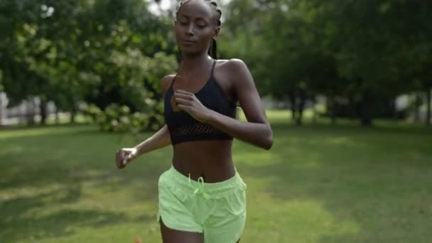 Aktiv afrikansk amerikansk kvinna som springer i stadsparken — Stockvideo