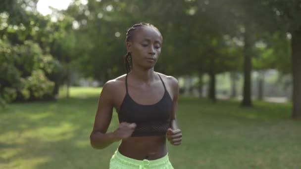Deportiva mujer afroamericana corriendo al aire libre — Vídeo de stock