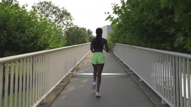 Vue arrière de la femme afro-américaine ayant cardio en plein air — Video