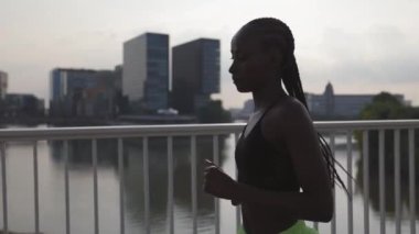 Güçlü Afro-Amerikan kadın kardiyo çalışması yapıyor.
