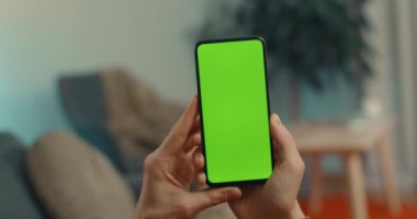 Cep telefonunu kapat ve yeşil ekranı erkeklerin eline ver.