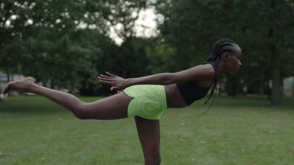 Αφρο-Αμερικανίδα που κάνει γιόγκα έξω — Αρχείο Βίντεο