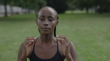 Meditasyon yaparken kameraya bakan Afrikalı Amerikalı kadın