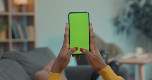 Afrikalı bir kadın yeşil ekranlı cep telefonundan mesaj yazıyor. — Stok video