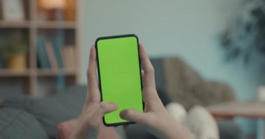 Modern cep telefonunun yeşil ekranında mesajlaşan adamı kapat