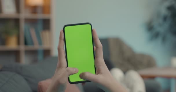 Крупним планом чоловічий текст на зеленому екрані сучасного мобільного телефону — стокове відео