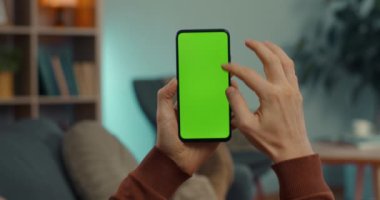 Modern akıllı telefonun yeşil ekranında kayan adam
