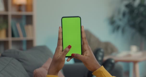 Afrikansk amerikansk kvinna använder grön skärm mobil i vertikalt läge — Stockvideo