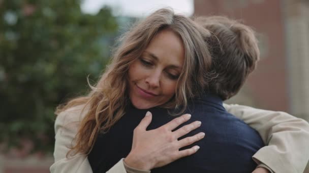 Mujer madura abrazando suavemente a su marido al aire libre — Vídeos de Stock