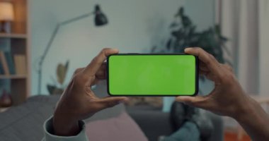 Yeşil ekranlı ve dikey pozisyonda duran adam