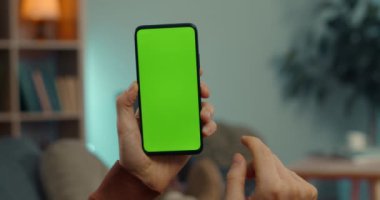 Erkek ellerinde yeşil ekranlı akıllı telefonu kapat