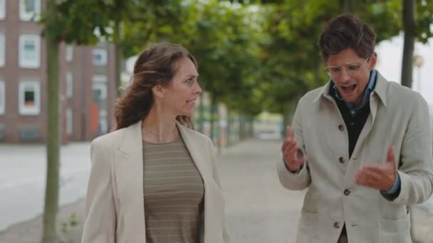 Emocional pareja enojada discutiendo en la calle de la ciudad — Vídeos de Stock