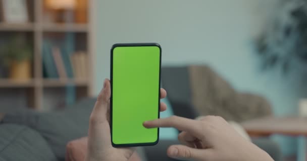 用手指在智能手机绿色屏幕上滚动的人 — 图库视频影像