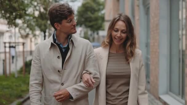 Happy couple walking and talking on city street — Stock Video