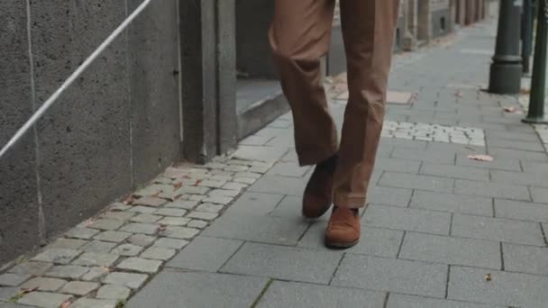 Visuellt utmanad man går på gatan med matsäck — Stockvideo