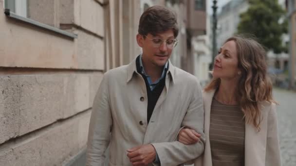 Dua orang yang penuh kasih menghabiskan waktu bersama di luar ruangan — Stok Video