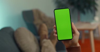 Beyaz adam yeşil ekranlı akıllı telefon kullanıyor.