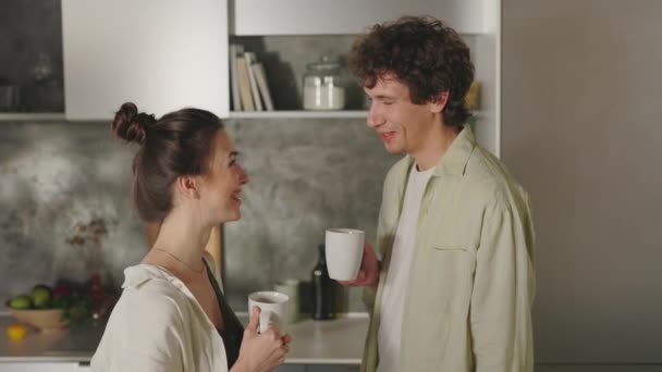 Женатая пара наслаждается искренними разговорами за чашечкой кофе на кухне — стоковое видео