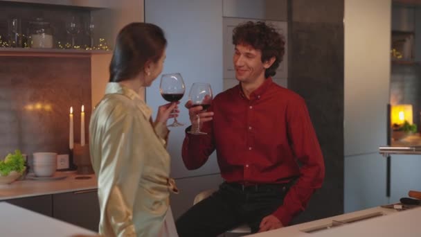 Paar zu Hause beim Abendessen mit Rotwein und Kerzen — Stockvideo