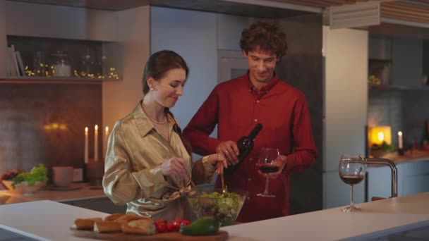 Familie bereitet zu Hause Abendessen mit Wein und Kerzen zu — Stockvideo