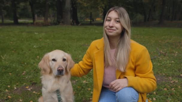 Portrait of happy woman cuddling her cute french retriever — Stock Video