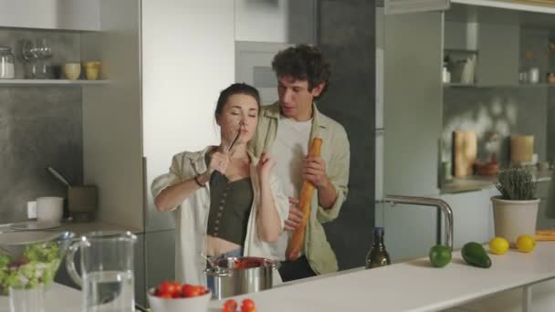 Bezstarostný manželský pár baví během vaření — Stock video