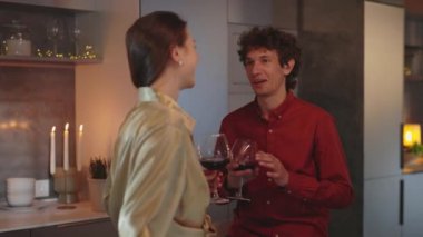 Akşam saatlerinde sohbet edip şarap içen çift.