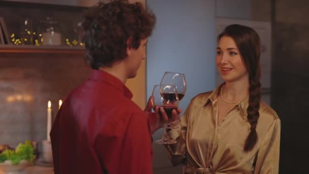 Paar trinkt Wein und plaudert in romantischer Atmosphäre — Stockvideo