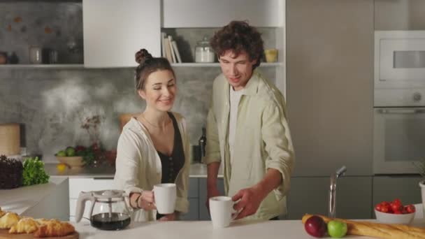 Hombre y mujer tomando café durante la mañana en casa — Vídeos de Stock