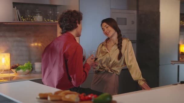 Paar bei Wein und Gesprächen den Abend zu Hause verbringen — Stockvideo