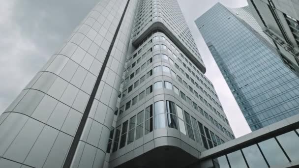 Edifício de escritórios de vidro na baixa. Torres de escritórios de negócios e coletadas em um banco de dados. Skyline novos arranha-céus durante o dia nublado. — Vídeo de Stock