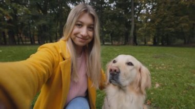 Fransız av köpeğini okşarken video çeken mutlu kadın.