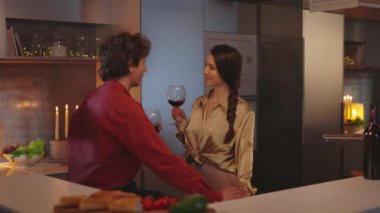 Romantik bir akşam yemeğinde kadehlerimizi şarap kadehlerine kaldırıyoruz.