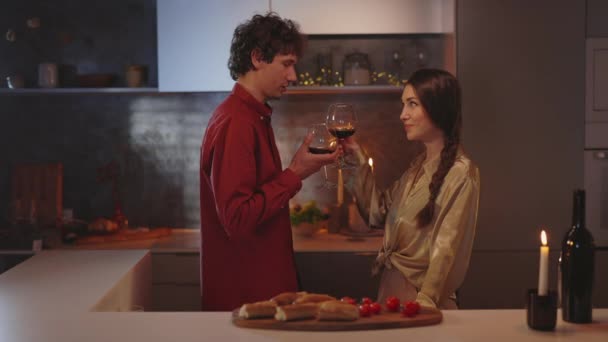 Para przy romantycznej kolacji w domu z czerwonym winem — Wideo stockowe
