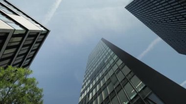 Finans Bölgesi Kuleleri. İş yeri kuleleri ve veri tabanında toplanmış. Gün, gökdelenler ve ofis binaları. İHA atışı. Mimarlık konsepti.