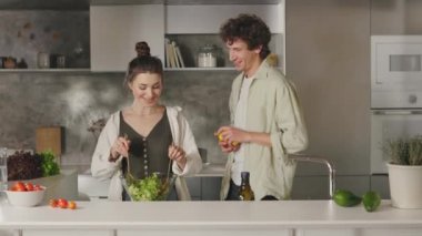 Karı kocaya sarılmak ve onu öpmek. Yemek pişirmek.