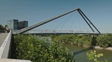 DÜZSELDORF, ALMANY - 1 Temmuz 2021: Güneşli bir günde suyun üzerinde uçmak. Almanya 'daki Düsseldorf Medya Limanı' nın havadan görünüşü - Avrupa.