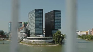 DÜKSELDORF, GERMANY - 1 Temmuz 2021: Almanya 'daki Düsseldorf Medya Limanı' nın havadan görünüşü - Avrupa. Büyük güneşli günde suyun üzerinde uçmak.