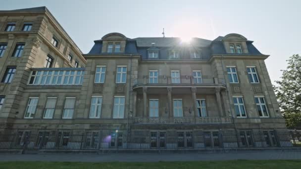 DUSSELDORF, GERMANY - 1 July 2021: State Chancellery of North Rhine-Westphalia German: Staatskanzlei des Landes Nordrhein-Westfalen, Government building in Dusseldorf, Germany. — 图库视频影像