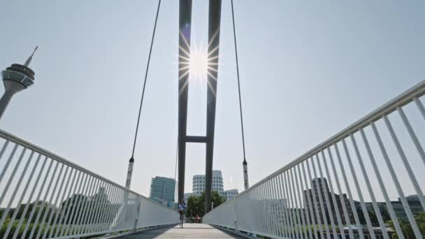DUSSELDORF, TYSKLAND - 1 Juli 2021: Rhen Tower Rheinturm och Media Harbor Mediahafen i Düsseldorf. Flygfoto över Skyline of Duesseldorf när du flyger djupt över floden Rhen, Tyskland. — Stockvideo