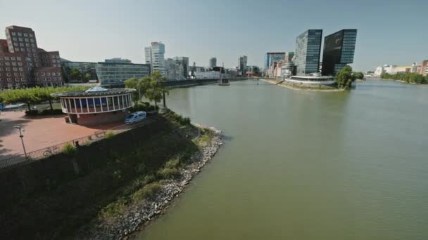 德国杜塞尔多夫- - 2021年7月1日：德国- -欧洲杜塞尔多夫媒体港口的空中景观。在阳光灿烂的大日子里飞越水面. — 图库视频影像