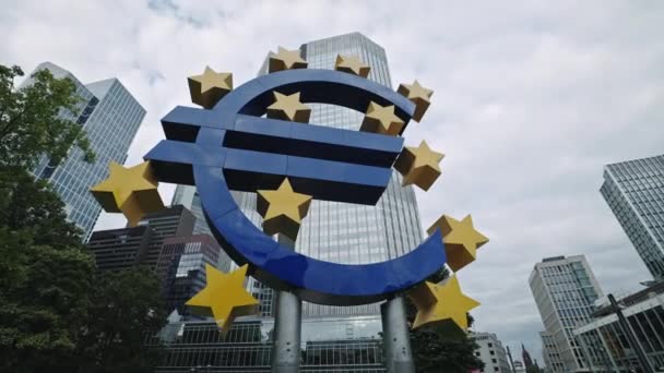 FRANKFURT, NIEMCY - sierpień 2021: Gigantyczny symbol euro na placu Willy 'ego Brandta we Frankfurcie. Willy Brandt Square, drapacze chmur, Symbol miasta Euro Sign. — Wideo stockowe