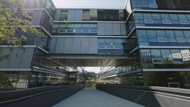 DÜSSELDORF, DEUTSCHLAND - 1. Juli 2021: Luftfahrt über der futuristischen Skyline des Wirtschafts- und Finanzzentrums Düsseldorf. Wahrzeichen Westeuropas. Architekturkonzept. — Stockvideo