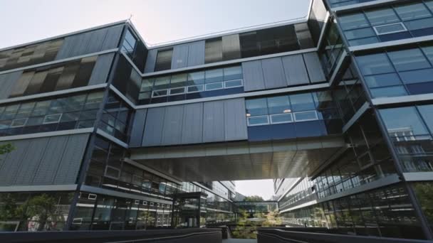Voar aéreo sobre o horizonte futurista o centro de negócios e financeiro de Dusseldorf, Alemanha. Marco da Europa Ocidental. Conceito de arquitectura. — Vídeo de Stock